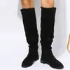 Atacado Outono/Inverno 2026 Novas Botas de Cano Curto Bico Fino Estilo Francês para Mulheres, Botas Longas de Encaixar com Solado Plano, Botas de Equitação Versáteis e Modernas