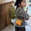 2025 Nueva Bolsa de Invierno para Niños Bolso Mini de Color Sólido Simple para Bebé Bolso de Hombro Medio para Niños Estilo Coreano