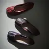 Sapatos Laváveis de Couro de Cavalo com Biqueira Dividida para Mulheres, Sapatos de Casco de Porco, Novo Estilo Outono, Couro Genuíno por Dentro e por Fora, Sapatos Baixos, Sapatos Vermelhos Confortáveis, Sapatos de Bico Baixo