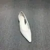 Sapatos femininos de couro encerado com bico fino estilo europeu, sapatos de salto baixo da moda para atacado, sapatos confortáveis com salto kitten vazados, novos estilos primavera e outono para mulheres