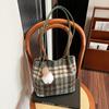 Bolsa de Lã Xadrez Transfronteiriça de Grande Capacidade para Mulheres Novo Estilo Outono e Inverno 2026 Bolsa de Ombro Único para Axila Bolsa de Balde Retro de Alta Qualidade