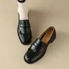 Mocassins com Franjas Outono 2024 Novo Bico Redondo Salto Grosso Salto Médio Couro Integral Boca Profunda Sapatos Britânicos de Couro