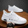 Zapatos de Hombre al Por Mayor Otoño Estilo Coreano Moderno Corte Bajo Británico Negro Zapatillas de Moda Zapatos de Cuero Casuales de Negocios para Hombre Transpirables