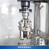 Máquina taponadora de tapas antirrobo totalmente automática, máquina bloqueadora de tapas metálicas roscadas, máquina taponadora de tapas de aluminio y hierro para botellas de licor de vidrio.