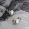 Diseño de alta gama sentido clip para oreja plateado sin agujero estilo frío nuevo lujo ligero estilo simple diseño de nicho clip para oreja en forma de C