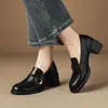 Dois estilos de mocassins da moda, adequados para o trabalho, com forro de pele de carneiro e forro de fleece para o inverno de 2026, apresentando saltos grossos, biqueiras redondas e um design de corte profundo, feitos de couro genuíno, para mulheres