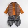 Conjunto casual de invierno para niños: chal acolchado, pantalones elegantes de mezclilla de pierna curva y un conjunto de tres piezas para bebés niños