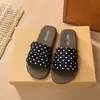 Novas sandálias plissadas com estampa de zebra, estilo retrô de Hong Kong, para mulheres, perfeitas para o verão, com sola plana, para praia, férias e uso ao ar livre