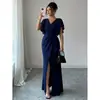 Vestido Largo Elegante y Romántico para Mujer con Mangas Volantes, Cuello en V, Ceñido a la Cintura, Corte Ajustado y Dobladillo con Abertura, Perfecto para Citas