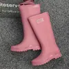 Botas de Lluvia de Caña Alta Transfronterizas para Mujer, Suela Blanda, Cómodas y Cálidas, Zapatos de Goma Antideslizantes para Cocina, Zapatos Impermeables Versátiles para Exteriores y Camping