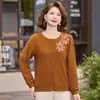 Cardigã estiloso de outono para mães, camada base de tricô, suéter casual de gola redonda e manga longa, malha versátil para mulheres de meia-idade