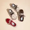 Zapatillas gruesas retro de viaje súper populares para mujer, nuevo lanzamiento de otoño 2026, zapatos casuales blancos de suela gruesa para aumentar la altura