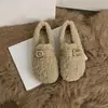 Zapatos peludos de suela gruesa para mujer para uso en exteriores, nuevo estilo de invierno 2026, mocasines slip-on de moda, zapatos de algodón afelpado