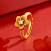 Collar Colgante Flor Pequeña Dorada Cepillada Diamante Color Arena Dorada Pendientes Anillo Flor de Ciruelo de Gama Alta de Nicho para Mujer Venta al por Mayor
