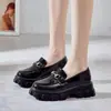 Zapatos de mujer con hebilla de caballo que aumentan la altura, elegantes zapatos pequeños de cuero nuevos para otoño 2026, mocasines de mujer con suela gruesa de espuma de goma