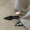 Encuentro de Primera Temporada Zapatillas de Media Punta Puntiagudas para Mujer Verano Tacón Bajo Punta Cerrada Zapatillas 2026 Nuevo Estilo Francés Temperamento Versátil Tacón de Gatito
