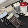 Calcetines de estilo coreano con bloques de color para mujer con etiquetas de tela y rayas, calcetines de media pantorrilla para mujer, calcetines de algodón versátiles ins de otoño, calcetines apilados retro con bloques de color