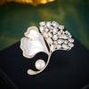 Lujo Ligero y Sensación de Alta Gama, Broche de Hoja de Ginkgo con Circonita Microincrustada, Elegante Perla Natural de Agua Dulce, Exquisito Broche Accesorio para Traje