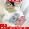 Meias quentes de pelúcia macias e doces para meninas, outono e inverno femininas, cano médio listradas com veludo, meias para dormir à prova de frio