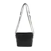 Bolsa de palha trançada da moda para mulheres, nova coleção 2026, bolsa de ombro versátil com blocos de cor e design de corrente de alta qualidade para usar na transversal.