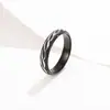 Nuevo Anillo de Acero de Titanio Curvado de Moda Simple Personalizado de Venta Caliente Transfronteriza Joyería de Anillo de Lujo Accesible Europeo y Americano de Gama Alta