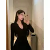 Camiseta Pure Desire Hot Girl Branca Ombro a Ombro Decote V Manga Longa para Mulheres Início do Outono Camisa Básica de Alta Qualidade Slim Fit Top Versátil Ins
