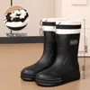 Botas de Chuva Femininas Estilo Coreano Meio da Panturrilha com Solado Grosso Antiderrapante Impermeáveis Resistentes ao Frio para Uso Externo Calçados de Chuva