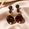 Brincos Âmbar Marrom Maillard Novos Populares Estilo Hong Kong Brincos de Tarraxa para Mulheres Cor de Café Luxo Leve Brincos de Alta Qualidade