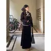 Conjunto de Três Peças Elegante Estilo Francês, Cardigã Tricotado de Estilo Suave Combinado com Camisa de Base de Bolinhas, Saia Feminina de Inverno de Cintura Alta