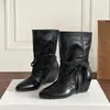 Versão em pele de ovelha~botas de tornozelo baixas femininas 2026 novas, retrô, com cadarço, bico fino, com design interno que aumenta a altura, botas de moda versáteis