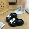 Urso de Pelúcia Bege Moderno e Fofo com Laço Novos Acessórios Charms para Sapatos DIY para Tamancos