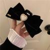 Pinza para el pelo de corazón de perla con lazo, pinza de garra de terciopelo para otoño e invierno para mujer, accesorio para el pelo de pinza superior de estilo francés vintage de alta gama, inspirado en Chanel