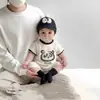 Roupas para Bebê Menino Verão Estilo Fino 2026 Novo Estilo Coreano Moda Estampa de Desenho Animado Roupa para Passeio de Recém-Nascido Macacão