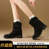 Botas Curtas Femininas Altura Interna 8cm 2026 Nova Outono/Inverno Veludo Plus Sola Grossa Botas Arredondadas Botas Western Cowboy Martin