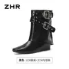Nova coleção Outono/Inverno 2026 feminina da ZHR: botas de cano curto estilosas com um leve salto, bico fino e design estilo Western, adequadas para combinar com jeans.