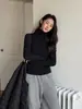 Han Xun, una marca conocida por sus diseños clásicos y atemporales, presenta su nueva colección 2026 de tops básicos de cuello alto para mujer, perfectos para otoño e invierno.. Estas prendas interiores ajustadas, elásticas y versátiles están diseñadas para ser usadas como capa base.. T27596