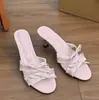 Chinelos para Mulheres para Usar no Verão, Novo Estilo 2026, Estilo Gentil Francês, Borda de Renda com Laço, Saltos Finos, Sandálias Deslumbrantes