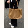 Bolso de mujer portátil de gran capacidad con cadena de moda para ir al trabajo, versátil, nuevo verano 2023, bolso tote texturizado para hombro y axila
