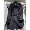 2026 Temperamento Confortável Novo Trench Coat de Comprimento Médio Estilo Britânico Jaqueta Emagrecedora Feminina Atacado H19DF8115