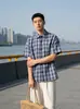 Camisa Xadrez Azul e Preto de Manga Curta Estilo Japonês Clássico para Homens, Novo Modelo Primavera/Verão para Escritórios e Programadores, Blusa Casual Solta para Mulheres