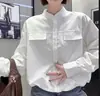26 Outono Inicial Nova Versátil Camisa de Botão Único com Bolsos Duplos, Gola Alta, Pregas e Mangas Curvas, Top Moderno e Estiloso para Mulheres