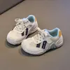 Zapatillas de entrenamiento de malla para niña, estilo alemán, nueva colección primavera 2026, zapatillas ligeras para correr para niños, zapatos casuales para niños de primaria
