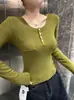La tendencia popular de ropa para mujer de este año para el otoño de 2026 es la camiseta de manga larga con medio botón y bolsillos de estilo minimalista.