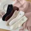 Calcetines de pelo de visón para mujer, cálidos y cómodos para otoño e invierno, previenen los pies fríos, calcetines para dormir con bordado de corazón, forrados de felpa, al por mayor, calcetines versátiles para mujer