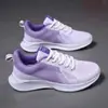 Novos sapatos femininos de primavera e verão, sapatos esportivos de malha respiráveis, tênis de corrida antiderrapantes, salto baixo, sola macia, leves e confortáveis, sapatos casuais