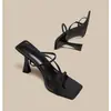 Zapatillas antideslizantes de color liso para uso diario en exteriores que aumentan la altura, tacones altos de moda estilo Chanel con tacón de copa de vino para el verano de 2026