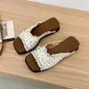 Sandalias planas de nuevo estilo estilo hada para combinar con faldas, ropa de verano para exteriores 2026, sandalias deslizables de punta abierta con lazo francés para mujer