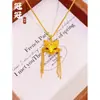 Pingente de Raposa de Nove Caudas Vermelho-Rosa com Diamantes e Borla Dourada Pingente de Raposa Vazada em Forma de Chama Mesmo Estilo da Loja de Ouro
