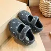 Zapatos de Algodón de Lunares para Niñas Zapatos Planos de Terciopelo para Bebés 2026 Invierno Nuevos Zapatos Peludos de Suela Suave Estilo Coreano