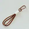 Shangheng ofrece productos de alta calidad listos para usar, como muñecas, bolsas de juguetes, tarjetas, artículos culturales y creativos para armar (DIY), cordones para llaves y correas colgantes versátiles.